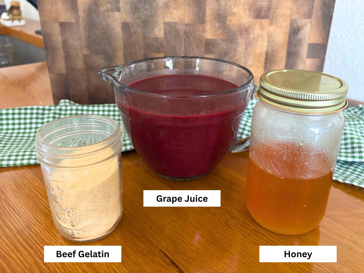 3 ingredients need to make homemade jelly with text grape juice beef gelatin and honey